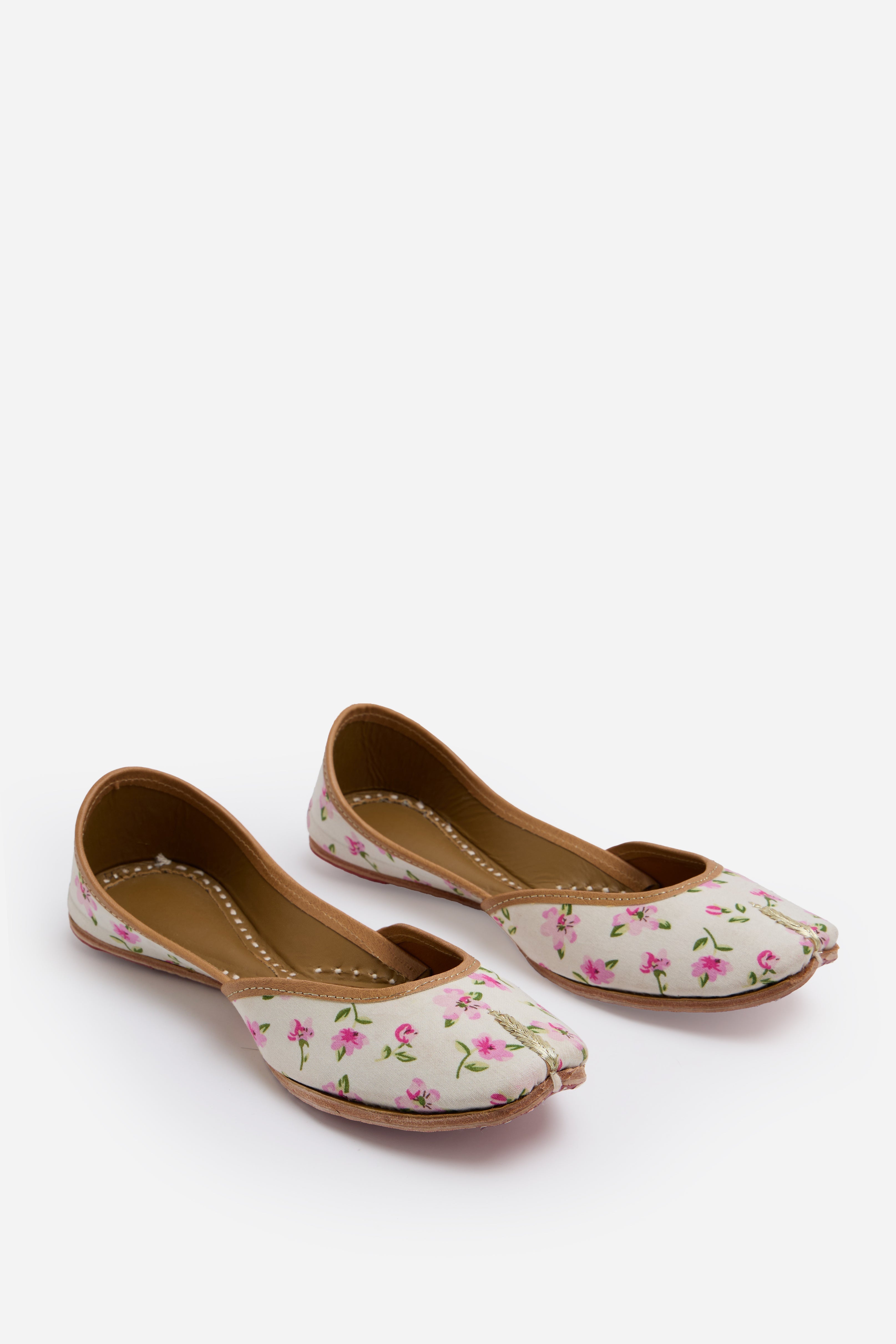 Buy Juttis Online in Dubai: A Perfect Blend of Culture and Modern Fashion - The Gaia World